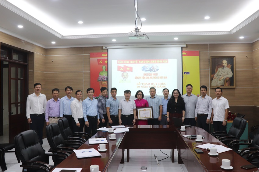 Lễ trao tặng Huy hiệu 30 năm tuổi Đảng cho đồng chí Phó Viện trưởng Nguyễn Thị Kim Dung Lễ trao tặng Huy hiệu 30 năm tuổi Đảng cho đồng chí Phó Viện trưởng Nguyễn Thị Kim Dung